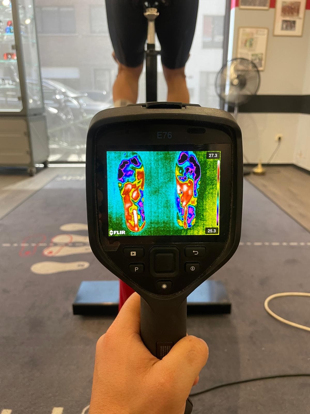 FLIR-warmtebeeldcamera meet de voeten